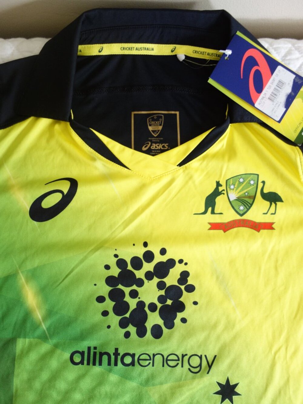 NWT ASICS Cricket Australia Performance Black Graphic Shirt - Youth 10